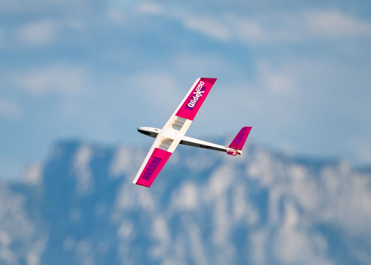 GlideX 250 im Flug, Tragfläche mit pinkem GlideX-Schriftzug